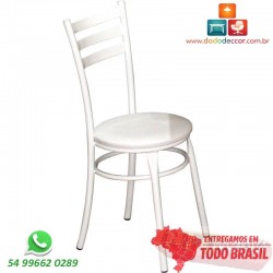 Cadeira DO 424 branca com assento estofado em corino branco.